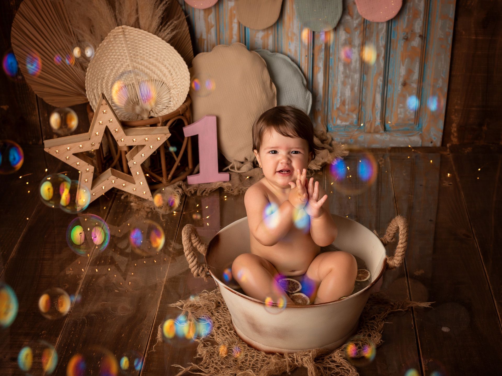 Bebé disfrutando entre burbujas en su bañera tras la sesión Smash Cake.
