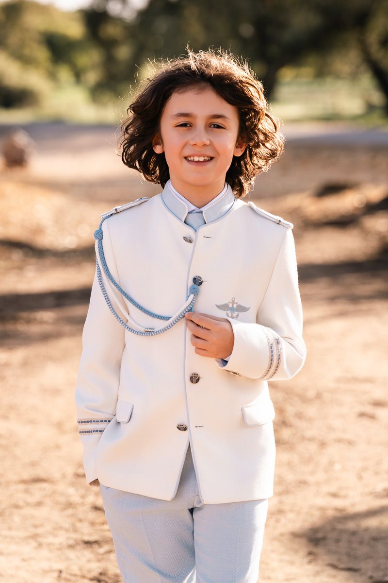 Retrato de niño durante sesión de Comunión en exterior